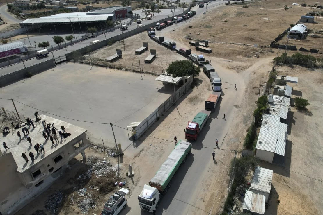 Un convoy de camiones con ayuda humanitaria, incluida agua, entra en la Franja de Gaza desde Egipto por el paso fronterizo de Rafah el 21 de octubre de 2023. Crédito: Mohammed Abed/AFP/Getty Images