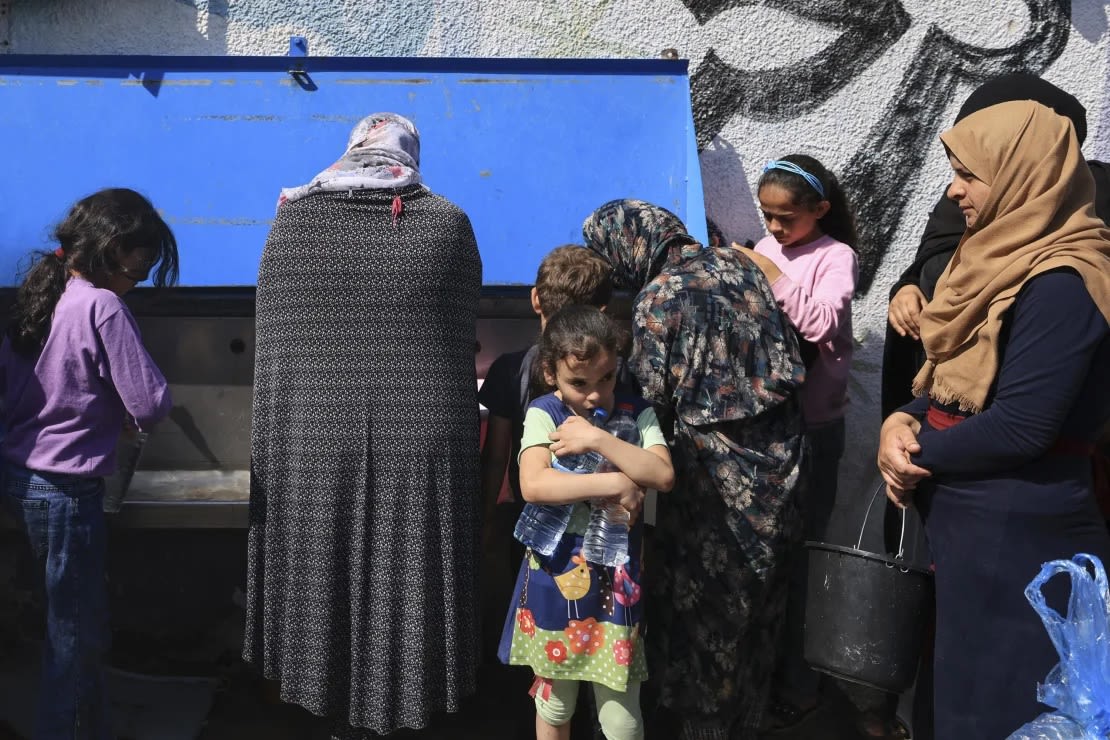 Desplazados buscan agua potable en el patio de una escuela de la UNRWA en Khan Younis, en el sur de Gaza, el 20 de octubre de 2023. Crédito: Mahmud Hams/AFP/Getty Images