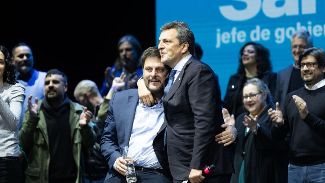 Leandro Santoro junto a Sergio Massa en el acto de cierre de la campaña por la Ciudad de Buenos Aires.