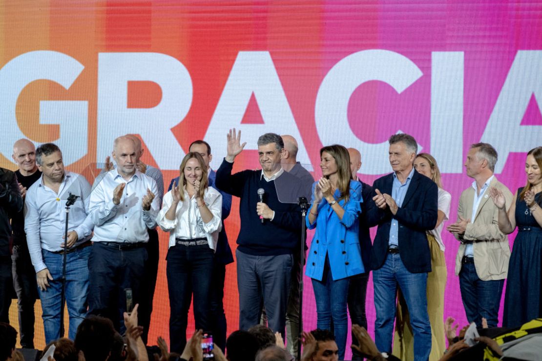 Jorge Macri festejando el resultado del domingo 22 octubre de 2023, junto a otros dirigentes de Juntos por el Cambio.