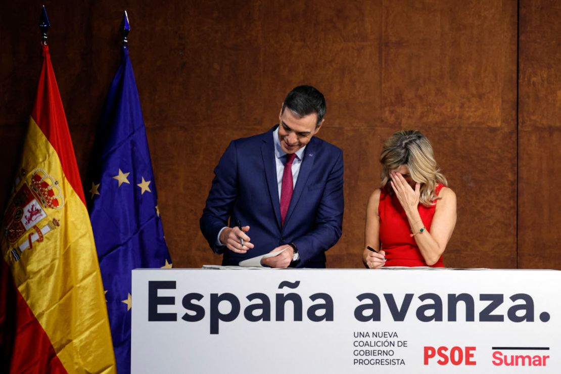 Pedro Sánchez y Yolanda Díaz firman el acuerdo para formar un gobierno de coalición en Madrid el 24 de octubre de 2023. Crédito: OSCAR DEL POZO/AFP vía Getty Images.