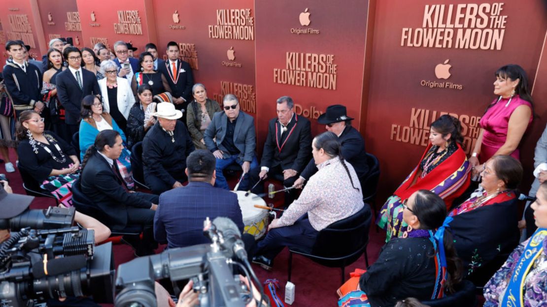 Miembros de la Nación Osage tocan en el estreno de "Killers Of The Flower Moon" de Apple TV+ en el Dolby Theatre, el 16 de octubre de 2023 en Los Ángeles, California.