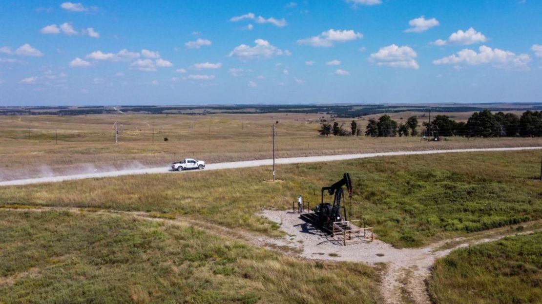 El 29 de septiembre de 2023, un extractor de petróleo opera en un pozo petrolífero en Gray Horse, Oklahoma, en tierras donde estaban los antiguos Osage del norte de Oklahoma.