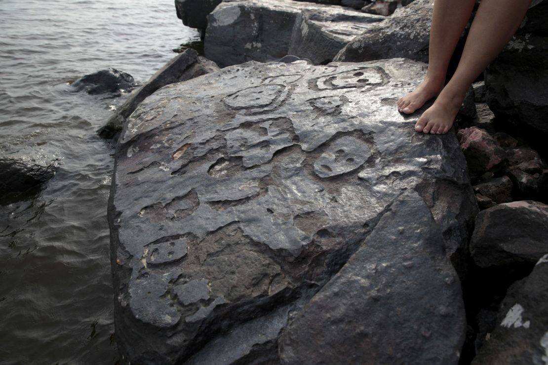 Las antiguas figuras talladas en piedra quedaron expuestas cuando el nivel del agua del Amazonas bajó durante una sequía en Manaos, estado de Amazonas.