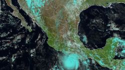 CNNE 1482672 - mexico- otis se fortalece y tocara tierra en guerrero