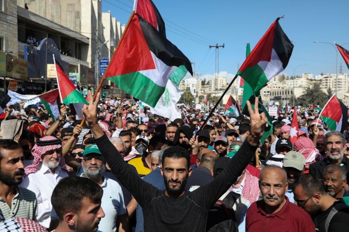 Jordanos se reúnen durante una protesta pro Palestina en Ammán, el 20 de octubre de 2023, para expresar solidaridad con los civiles en Gaza.