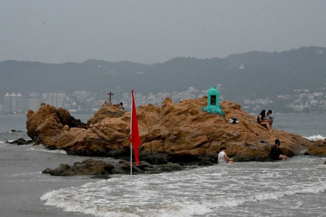 La gente descansa en la playa después de la alerta de llegada del huracán Otis a Acapulco, estado de Guerrero, México, el 24 de octubre de 2023.