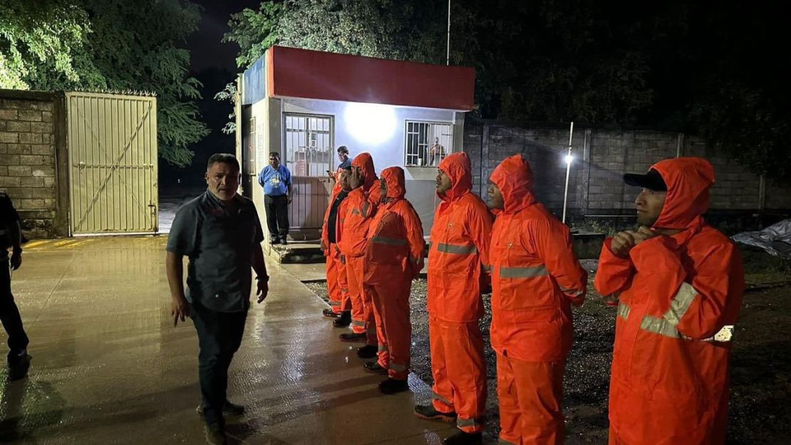 Las autoridades habilitaron refugios temporales en Tean, Coyuca y Acapulco.