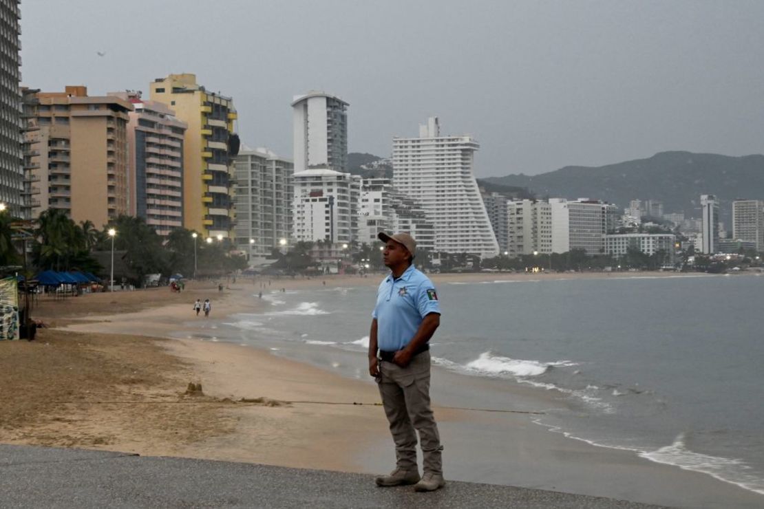 Un policía municipal monta guardia ante la llegada del huracán Otis en Acapulco, estado de Guerrero, México, el 24 de octubre de 2023. Un nuevo huracán de categoría 3, impulsado por vientos que superan los 200 km/h, amenaza Acapulco, la capital turística del Pacífico en la costa oeste de México, informó este martes el Centro Nacional de Huracanes (CNH) estadounidense.