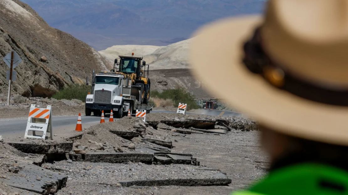 Los equipos de carretera atraviesan la autopista 190 en el valle de la Muerte, California, el 31 de agosto de 2023, donde la mayor parte de la carretera quedó arrasada.