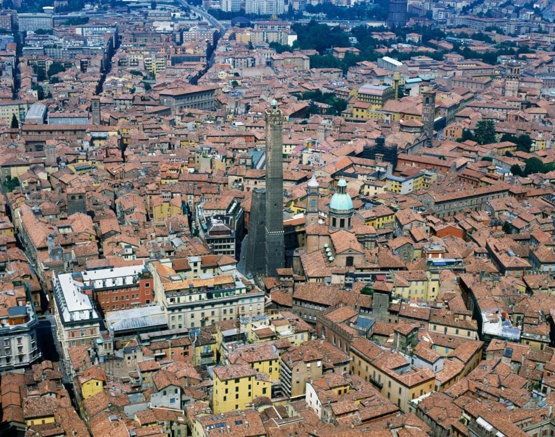 La Garisenda, vista junto a la torre Asinelli, más alta, se inclina en un ángulo de cuatro grados. Crédito: DeAgostini/Getty Images