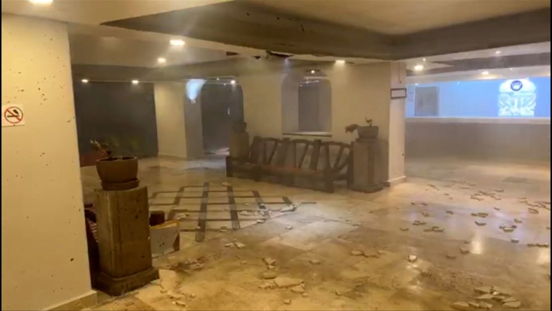 Lobby de un hotel en Acapulco, México, afectado por los fuerte vientos. Crédito: Televisa