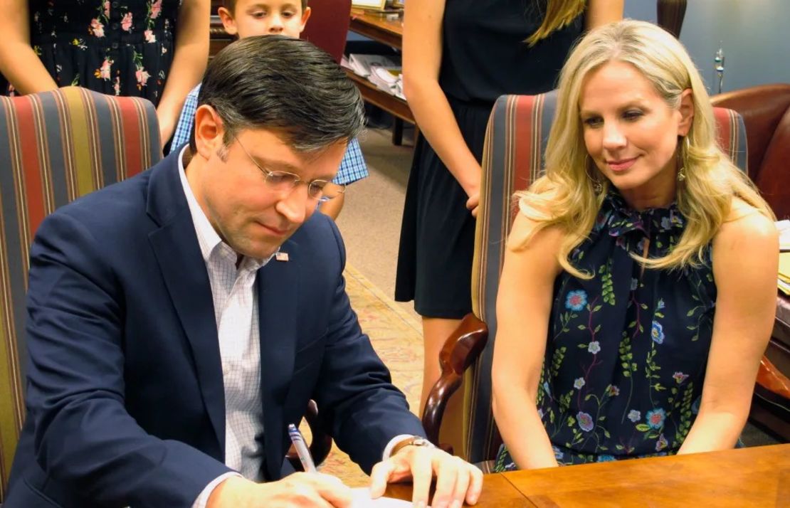 El representante Mike Johnson presenta su documentación en la oficina del secretario de estado después de calificar para su candidatura de reelección al Congreso el 20 de julio de 2018, en Baton Rouge, Louisiana. Crédito: Melinda Deslatte/AP