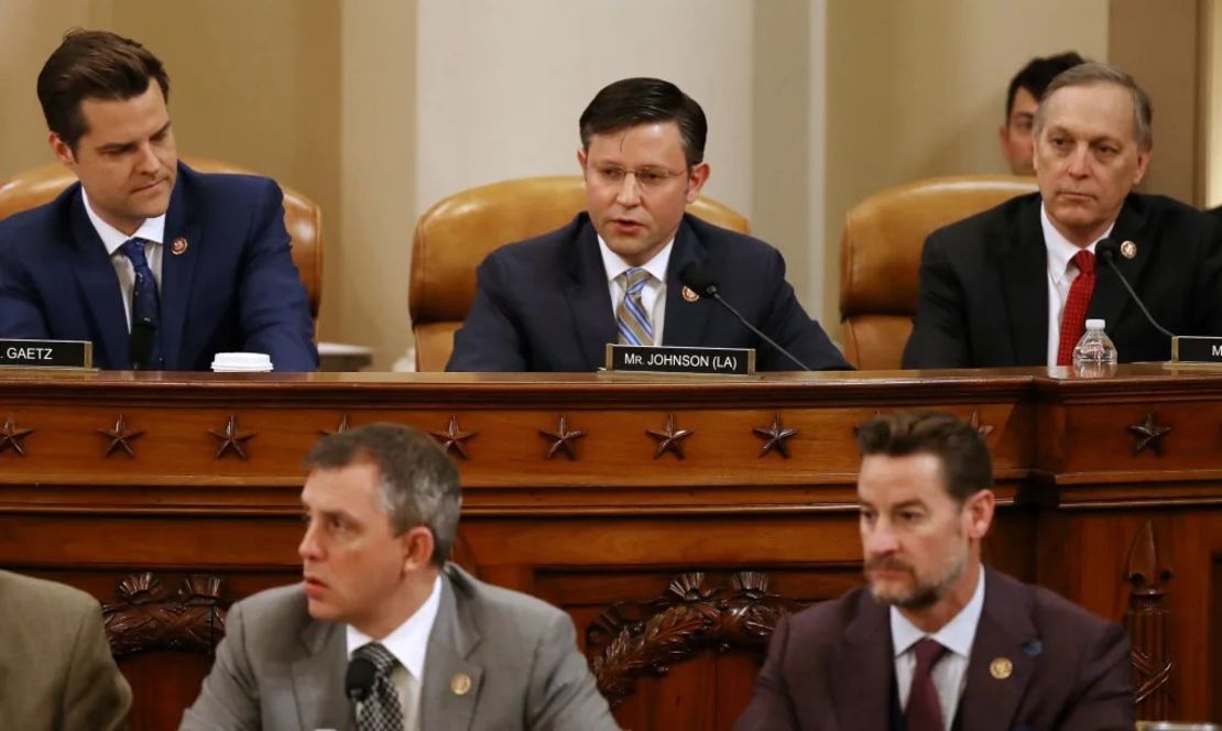 El miembro de la Comisión Judicial de la Cámara de Representantes, el representante Mike Johnson, vota en contra del primero de los dos artículos de juicio político contra el presidente Donald Trump durante los momentos finales de una audiencia en el Longworth House Office Building en Capitol Hill el 13 de diciembre de 2019 en Washington. Crédito: Chip Somodevilla/Pool/AP