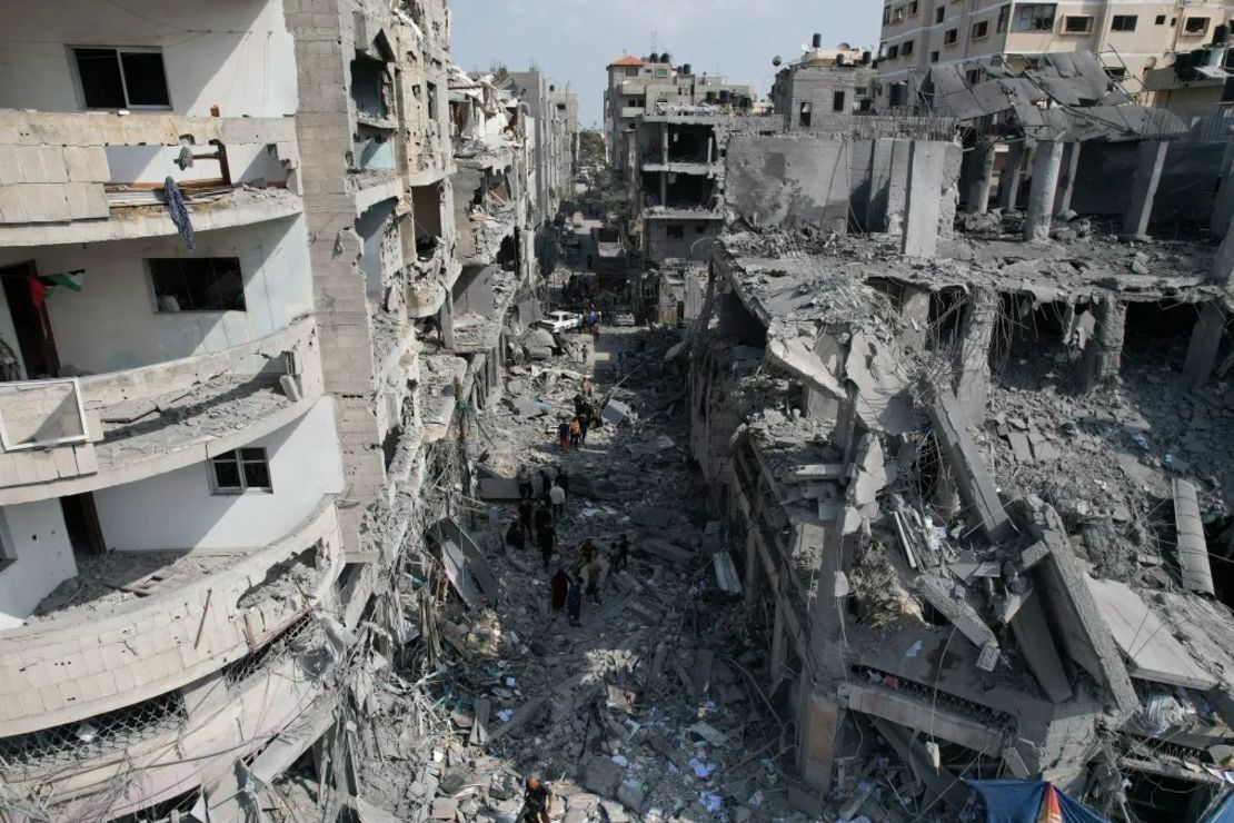 Palestinos buscan supervivientes tras un ataque aéreo israelí en Deir al-Balah, Gaza, el domingo. Crédito: Hatem Moussa/AP