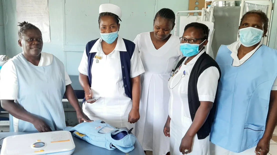 Parteras de ambulancia después de recibir capacitación sobre cómo utilizar las incubadoras Embrace en el hospital del distrito de Kapiri Mposhi en Zambia en 2022.