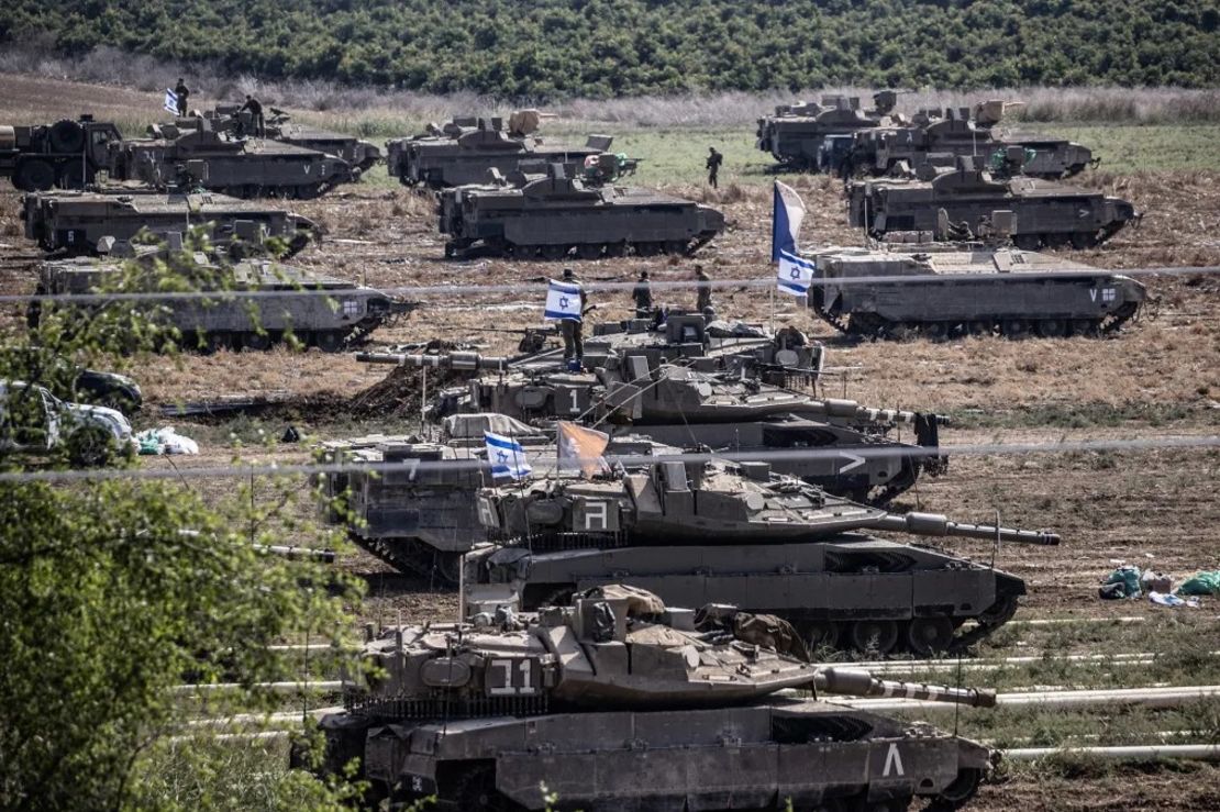 Soldados y vehículos blindados a lo largo de la frontera con Gaza en el kibutz Zikim de Ashkelon, Israel, el 14 de octubre. Crédito: Mostafa Alkharouf/Anadolu/Getty Images