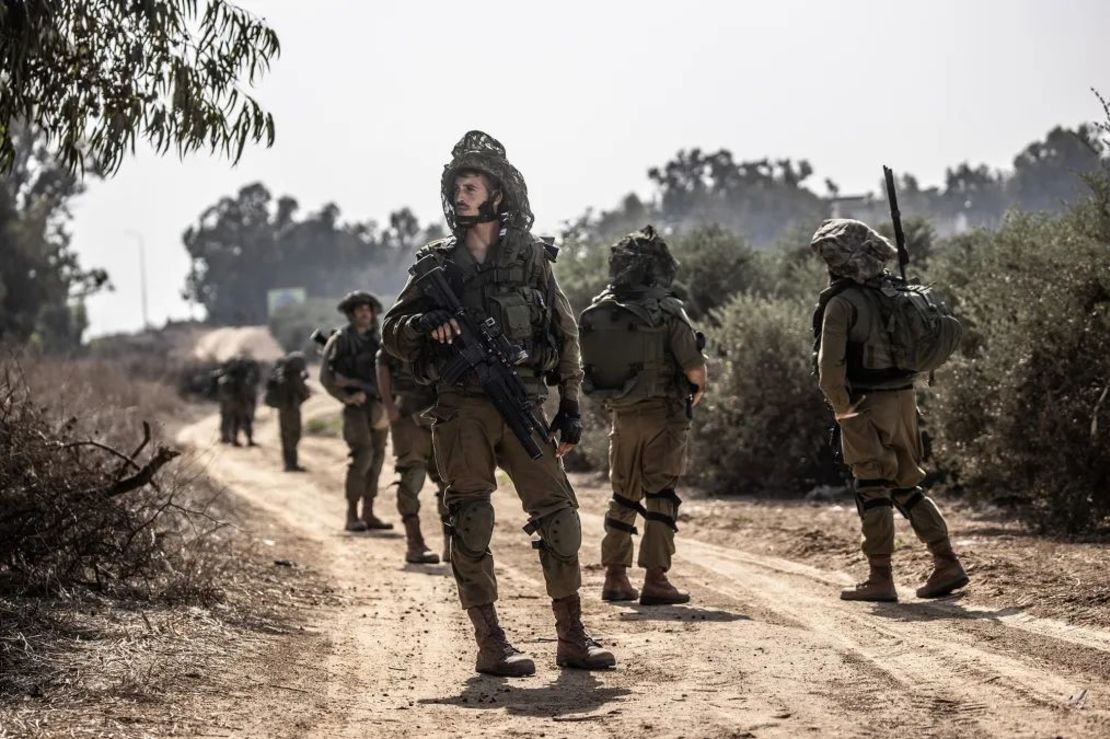 Soldados israelíes patrullan cerca de la frontera de Gaza mientras continúan los enfrentamientos entre el Ejército de Israel y facciones palestinas en Nir Oz, Israel, el 24 de octubre. Crédito: Mostafa Alkharouf/Anadolu/Getty Images