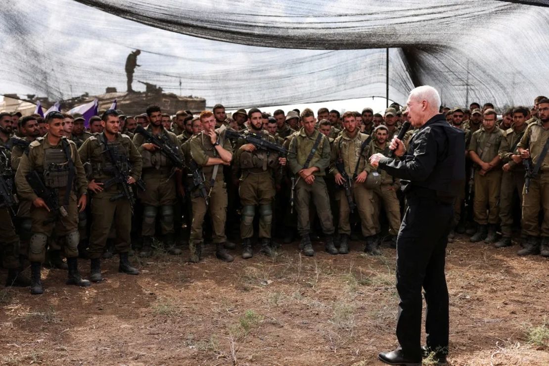 El ministro de Defensa de Israel, Yoav Gallant, se reúne con soldados en un campo cercano a la frontera de Israel con Gaza, en el sur de Israel, el 19 de octubre. Crédito: Ronen Zvulun/Reuters