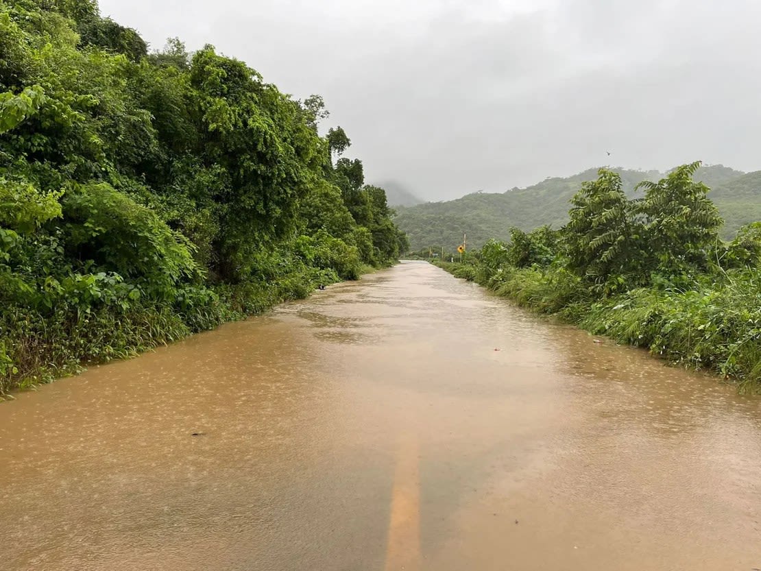 La carretera que conecta Chilpancingo con Acapulco se encuentra bloqueada este miércoles en la localidad de Juan R. Escudero, luego de que el río Papagayo se desbordara debido a las fuertes lluvias. Presidencia de México/Reuters