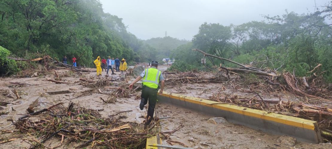 Afectación en una carretera del estado de Guerrero en México tras el paso del huracán Otis el 25 de octubre de 2023. Crédito: Guardia Nacional