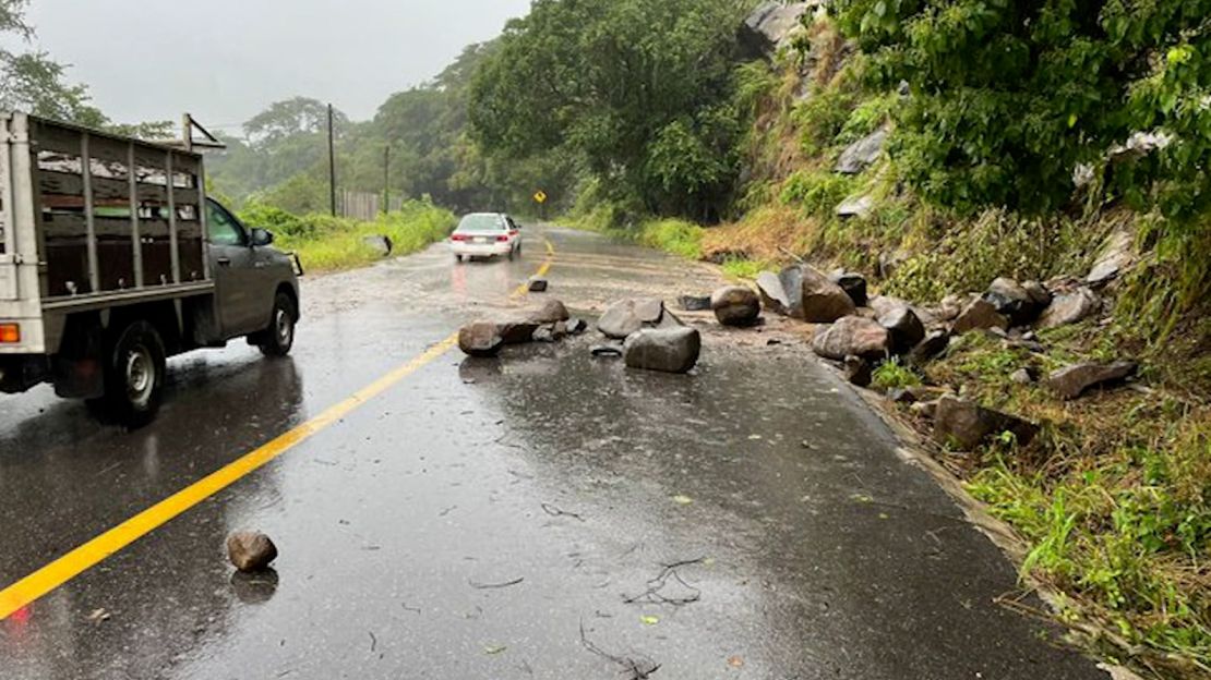 Daños en carretera del estado de Guerrero tras el paso de Otis. Crédito: Gobierno de México.