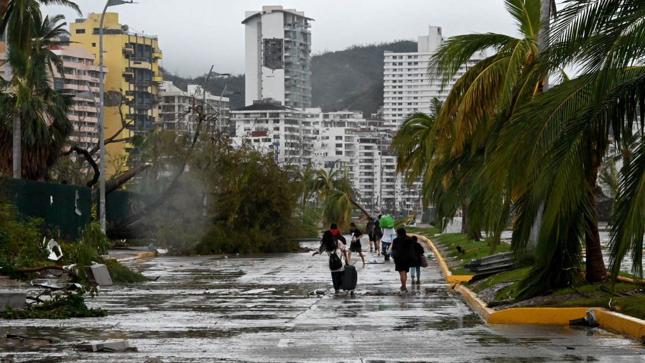 CNNE 1483352 - mexico-weather-hurricane-otis