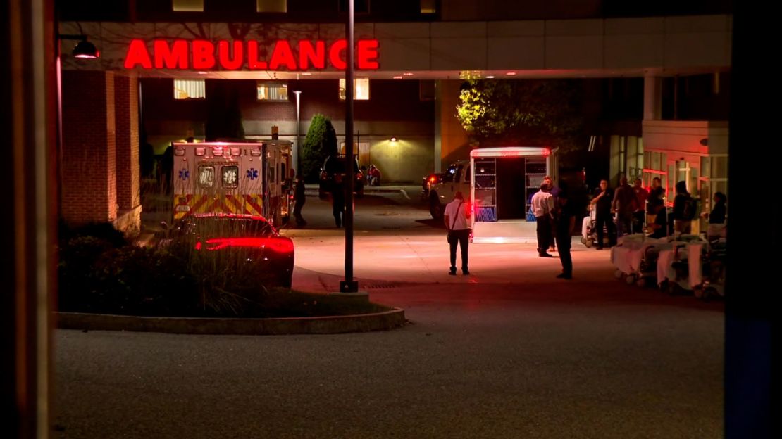 La gente se reúne en la entrada del Centro Médico Central Maine en Lewiston, Maine, el miércoles por la noche.