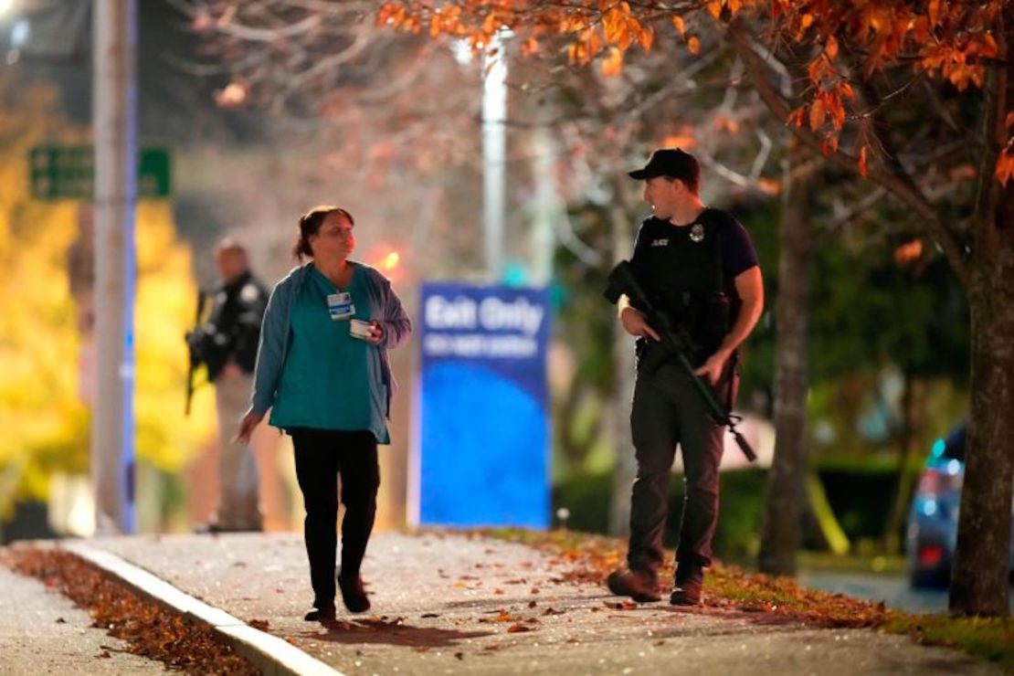 Agentes de la ley con rifles frente al Centro Médico Central de Maine en Lewiston, Maine, el miércoles.