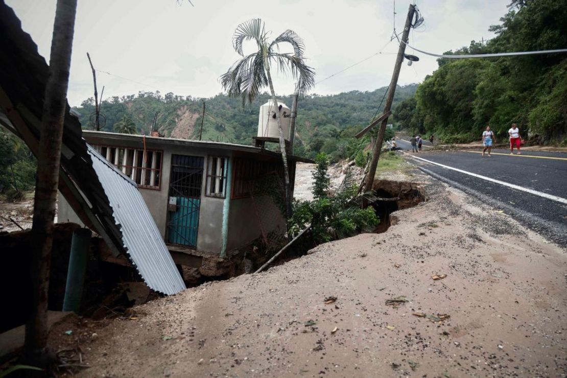 Imagen de una casa sobre tierra que cedió en la comunidad Kilómetro 42, el 25 de octubre de 2023.