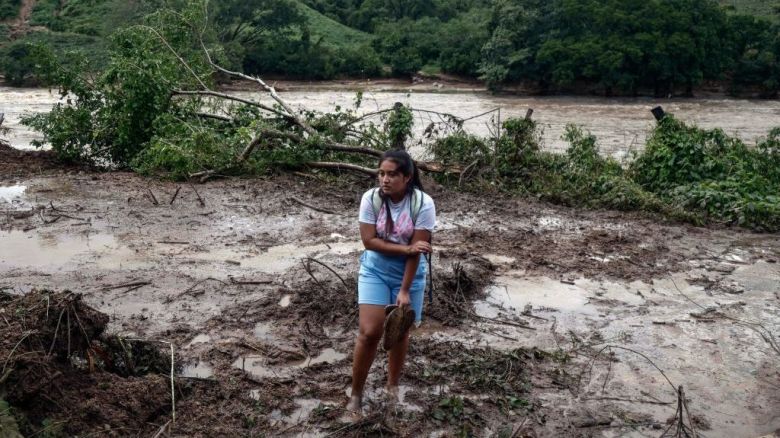 Una mujer en medio del lodo y los escombros en la comunidad Kilómetro 42, cerca de Acapulco, estado de Guerrero, México, tras el paso del huracán Otis, el 25 de octubre de 2023. Las autoridades mexicanas se apresuraron a enviar ayuda de emergencia, restablecer las comunicaciones y evaluar los daños en el balneario del Pacífico de Acapulco el miércoles después de que un poderoso huracán dejara un rastro de destrucción y turistas varados.