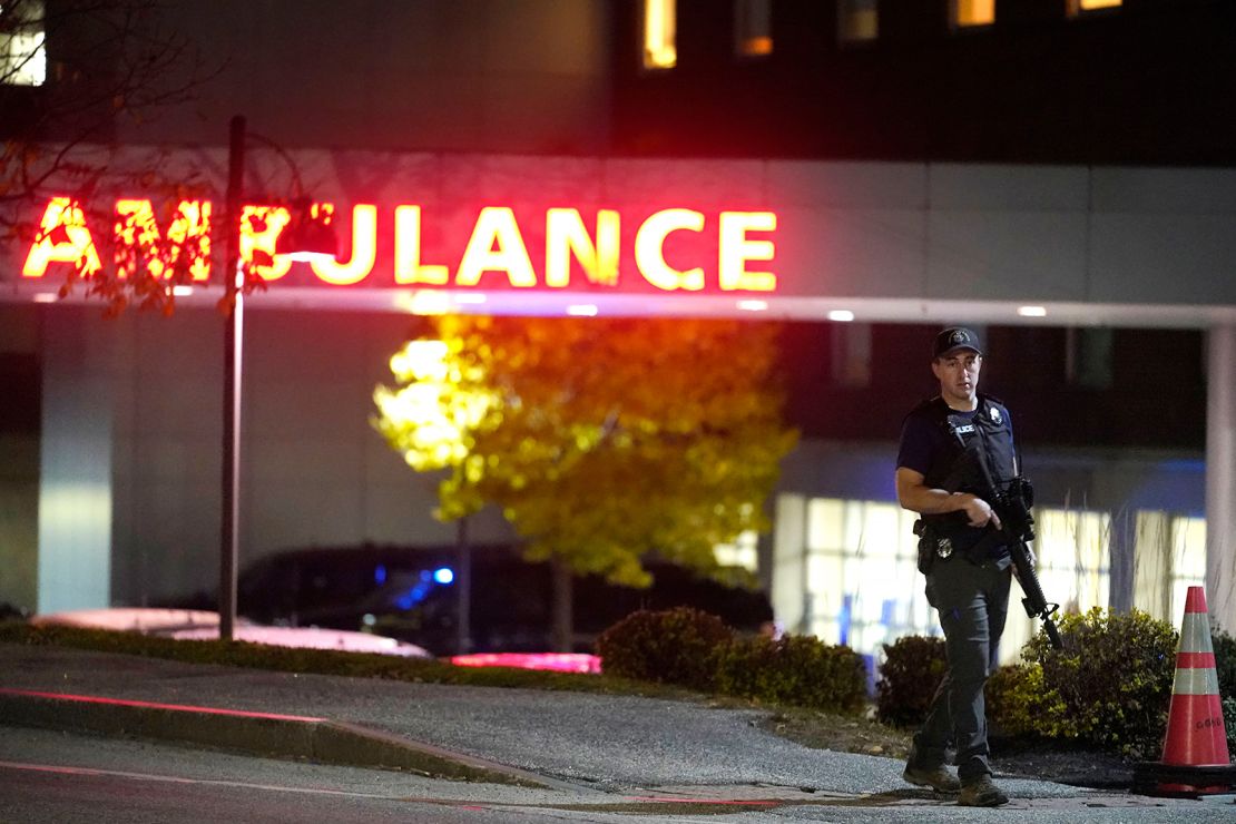 Un agente de la ley lleva un rifle afuera del Central Maine Medical Center durante una situación de atacante activo, en Lewiston, Maine, el 25 de octubre.