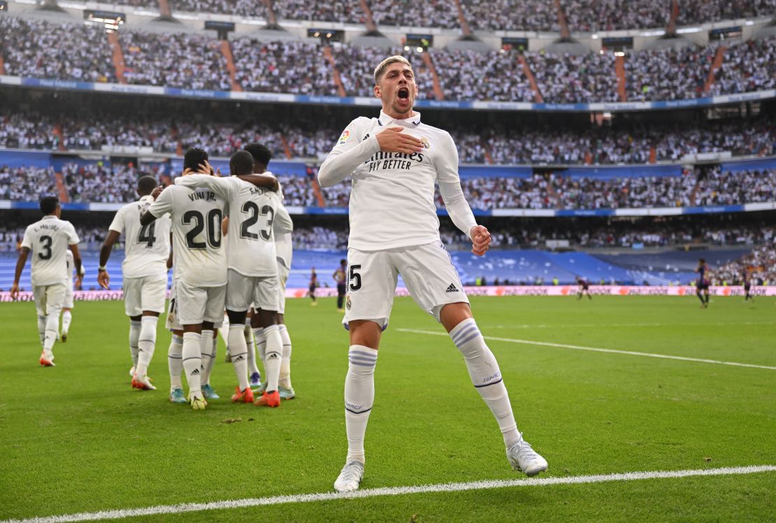 MADRID, ESPAÑA - 16 DE OCTUBRE: Federico Valverde del Real Madrid celebra tras marcar el segundo gol de su equipo durante el partido de LaLiga Santander entre el Real Madrid CF y el FC Barcelona en el Estadio Santiago Bernabeu el 16 de octubre de 2022 en Madrid, España.