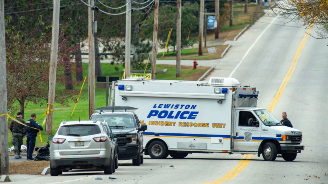 La Policía respalda un camión en el bar Schemengees, donde este miércoles ocurrió un tiroteo masivo en Lewiston, Maine, el 26 de octubre de 2023.