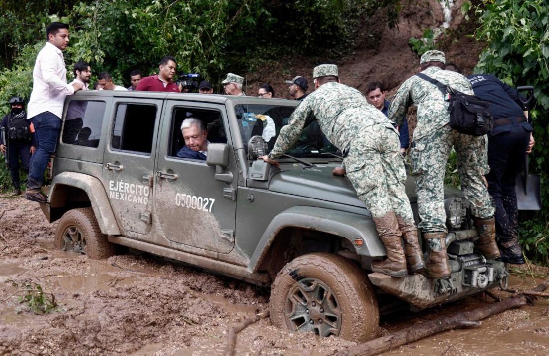 El presidente de México, Andres Manuel Lopez Obrador durante su visita a la comunidad El Kilometro 42, cerca de Acapulco, en el Estado de Guerrero, México, tras el paso del huracán Otis, el 25 de octubre de 2023.