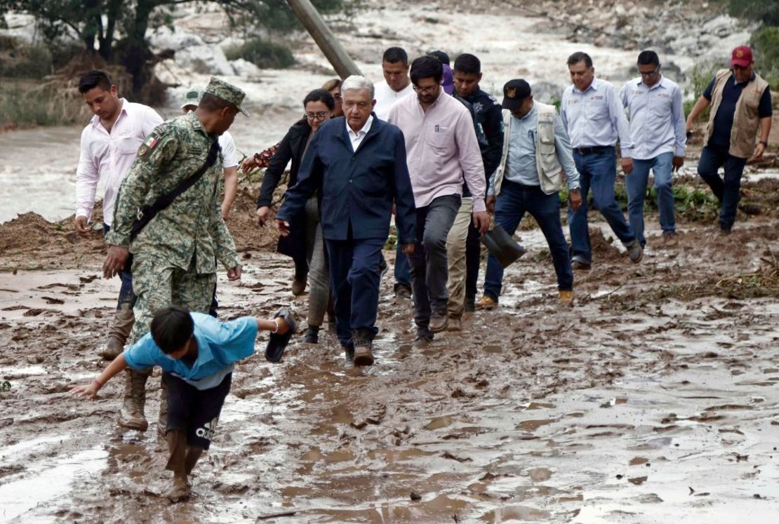 Andres Manuel Lopez Obrador recorriendo las zonas afectadas por el huracán Otis, cerca de Acapulco, estado de Guerrero, México