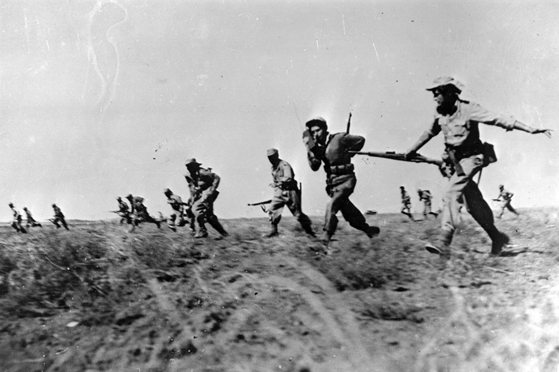 Infantería israelí realiza un asalto contra las fuerzas egipcias durante la guerra árabe-israelí de 1948.