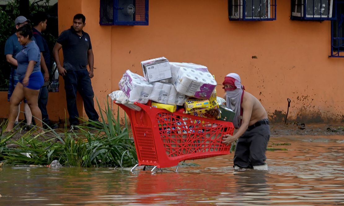 La población afectada por los daños causados ​​tras el paso del huracán Otis en Acapulco, Guerrero, México.