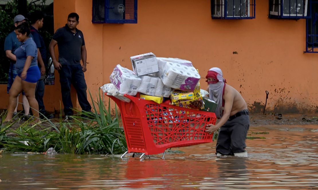 La población afectada por los daños causados tras el paso del huracán Otis en Acapulco, Guerrero, México.