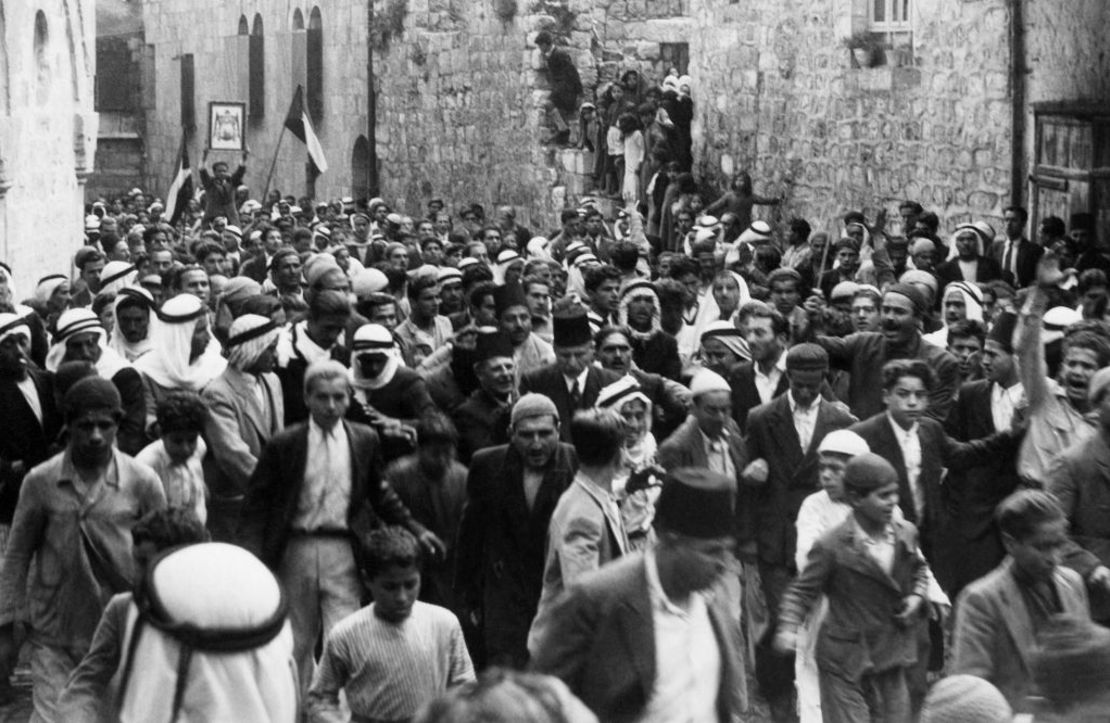 Una fotografía fechada antes de 1937, durante el Mandato Británico en Palestina, muestra a árabes manifestándose en la Ciudad Vieja de Jerusalén contra la inmigración judía a Palestina.