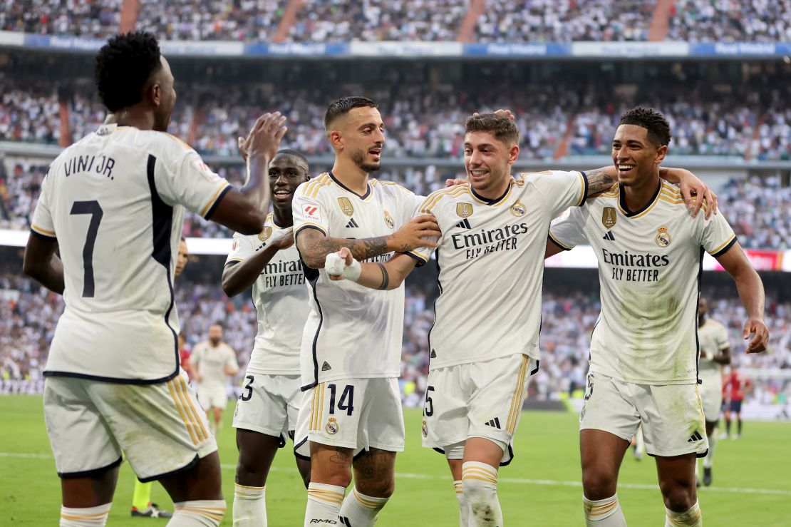 MADRID, ESPAÑA - 7  de Octubre  2023: Vinicius Junior, Joselu, Federico Valverde y Jude Bellingham del Real Madrid celebran durante el partido LaLiga entre el Real Madrid y el Osasuna en el Estadio Santiago Bernabéu.