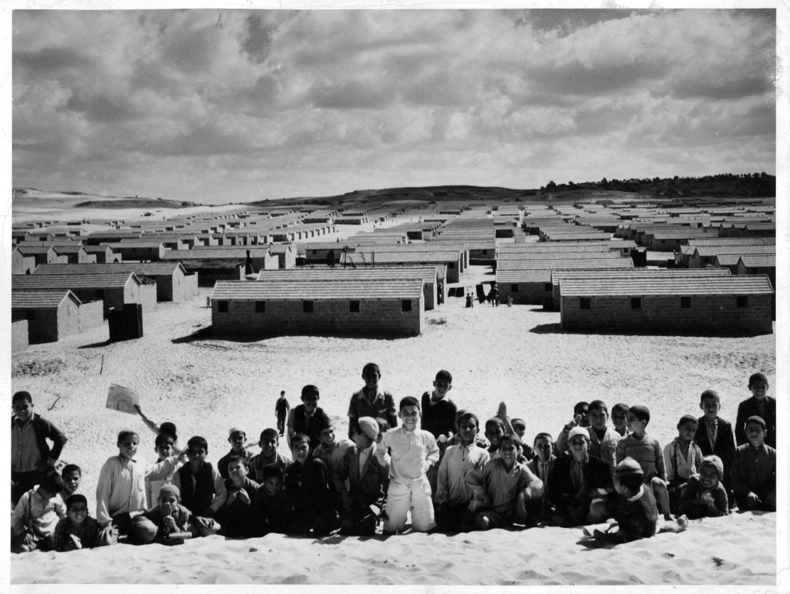 Niños posan delante del campo de refugiados de Jebalia, en Gaza (entonces parte de Egipto).