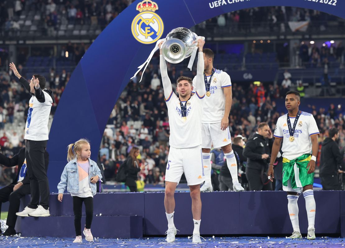 PARÍS, FRANCIA - 28 de mayo 2022: Federico Valverde del Real Madrid levanta el Trofeo de la Champions League de la UEFA después de la victoria de su equipo en el partido final de la Champions League de la UEFA entre el Liverpool FC y el Real Madrid en el Stade de France.