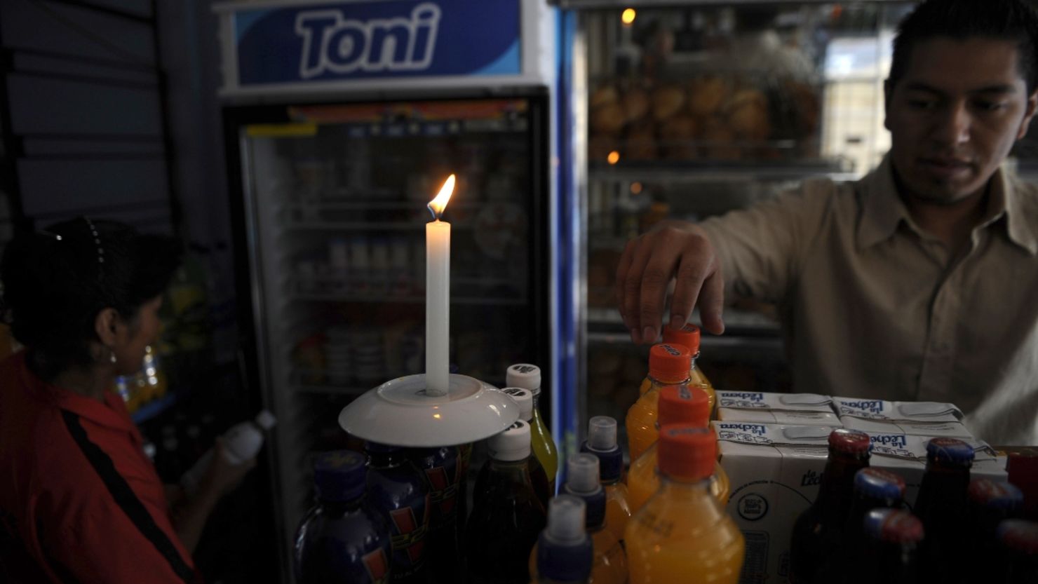 Un hombre trabaja en la penumbra tras un corte de luz debido a una crisis eléctrica el 10 de noviembre de 2009 en Quito.