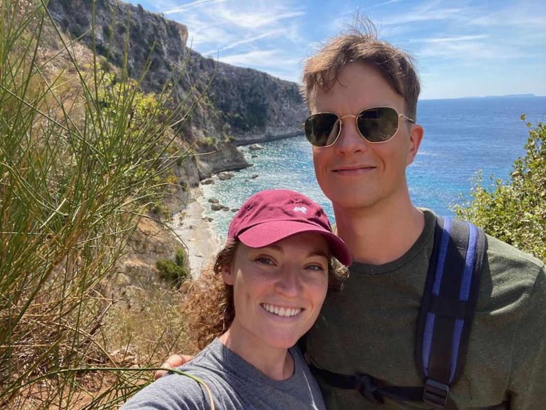 Mandy y Marcus, en la foto de vacaciones en Albania, están entusiasmados con su futuro en común.