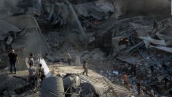 CNNE 1484244 - escasez de combustible agrava la crisis humanitaria en gaza