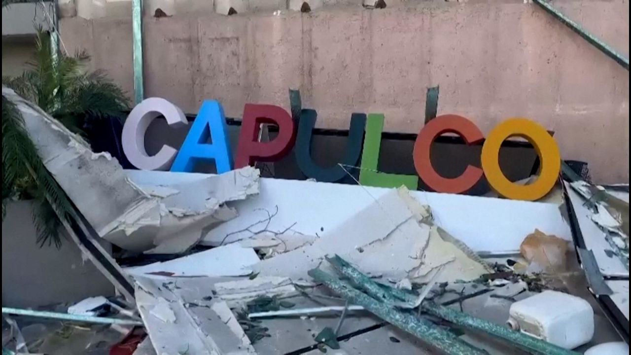 CNNE 1484449 - el huracan otis dejo destrozado el cartel de bienvenida a acapulco