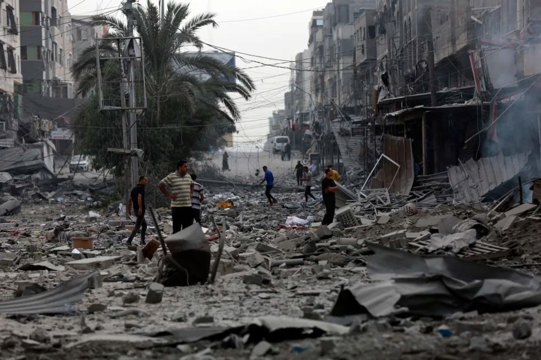 Palestinos inspeccionan los daños de los edificios destruidos tras los ataques aéreos israelíes sobre la ciudad de Gaza este viernes. Crédito: Abed Khaled/AP