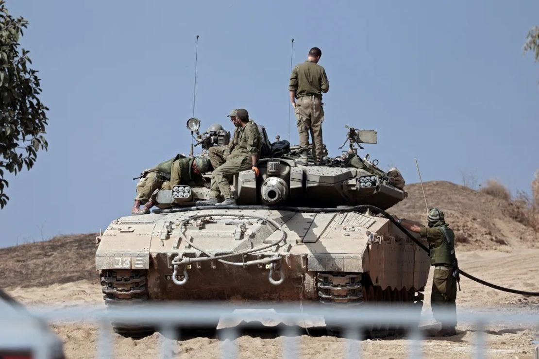 Soldados israelíes repostan su tanque Merkava cerca de la ciudad de Sderot, en el sur de Israel, este lunes. Crédito: Thomas Coex/AFP/Getty Images