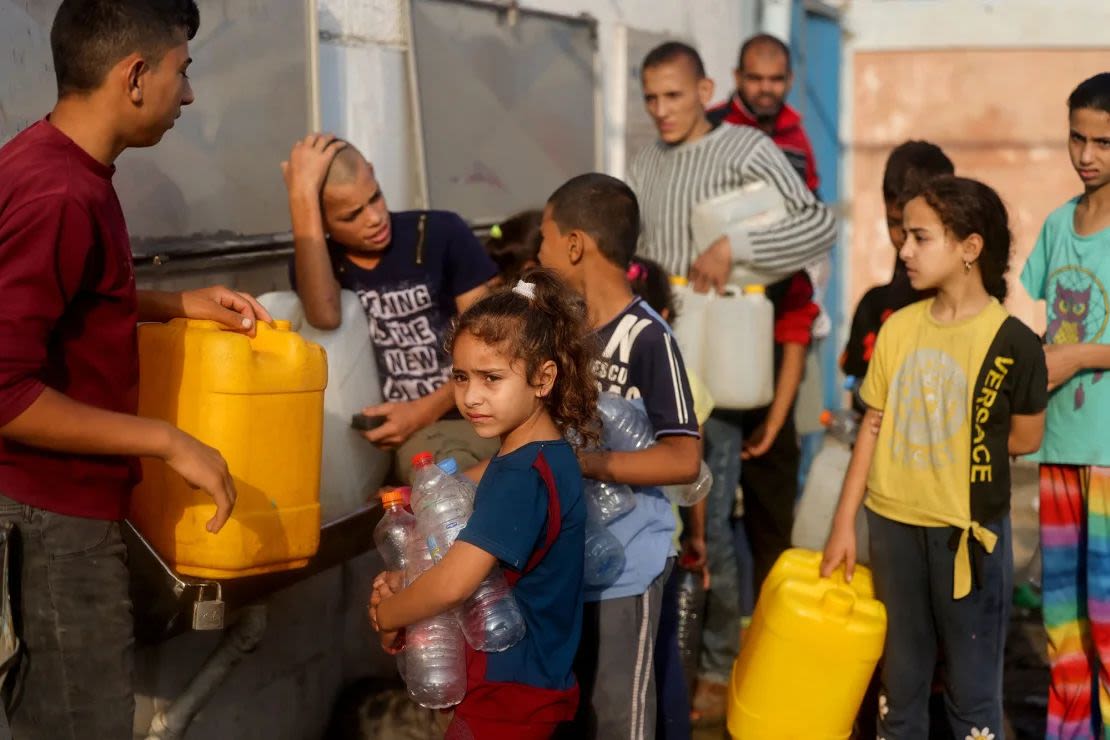 Palestinos esperan en fila para rellenar sus contenedores de agua en Rafah, al sur de Gaza, 24 de octubre de 2023.Crédito: Mohammed Abed/AFP/Getty Images